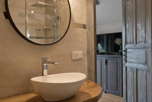 a bathroom with a bowl sink and a mirror at Góry Świateł in Krynica Zdrój