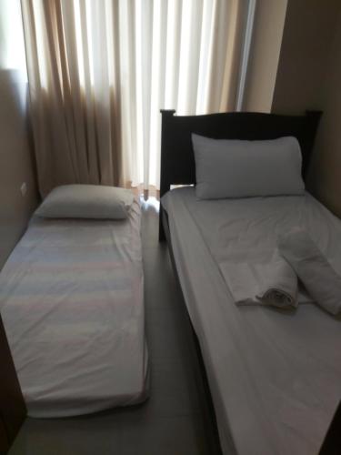 En eller flere senger på et rom på Affordable Tagaytay Monteluce 2 BR with Pool G28