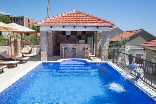 uma piscina num quintal com um gazebo em Holiday home Kristina em Krimovice