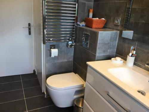 カンヌにあるEtoileのバスルーム(トイレ、洗面台付)