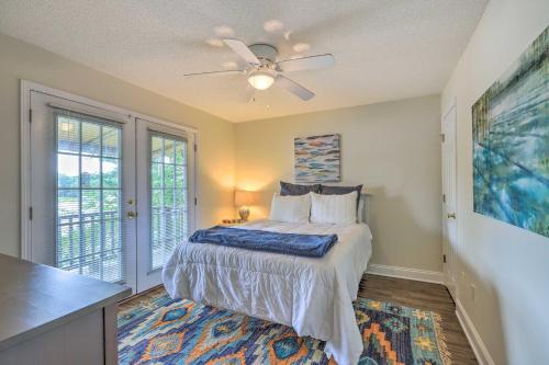 EatontonLakefront Home with Entertainment Space and Dock!的带床和吊扇的卧室