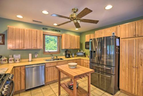 Η κουζίνα ή μικρή κουζίνα στο Scenic Little Ossipee Lake Retreat with Grill!