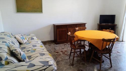 Zimmer mit einem Tisch, einem Bett und einem Schreibtisch in der Unterkunft Appartamento Graziella, nel cuore di Ischia Porto in Ischia