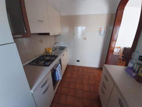 Una cocina o cocineta en APPARTAMENTO MARE PESCOLUSE