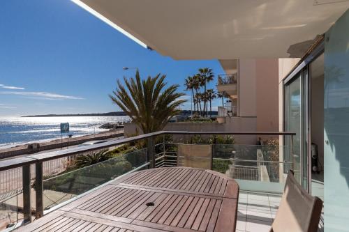 Bright two bedroomed apartment on the beach in Cannes with huge terrace with fabulous sea views - 2001