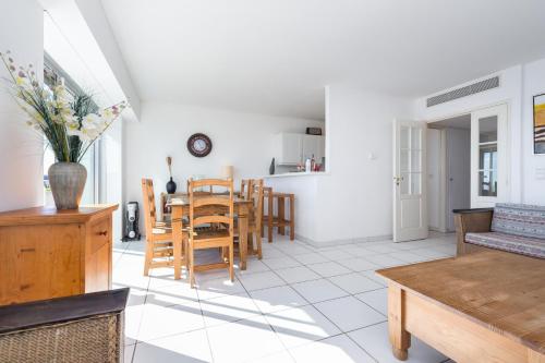 un salon avec une table et des chaises dans l'établissement Bright two bedroomed apartment on the beach in Cannes with huge terrace with fabulous sea views - 2001, à Cannes