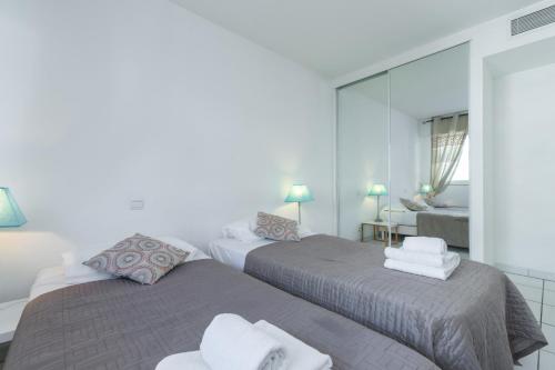 Bright two bedroomed apartment on the beach in Cannes with huge terrace with fabulous sea views - 2001