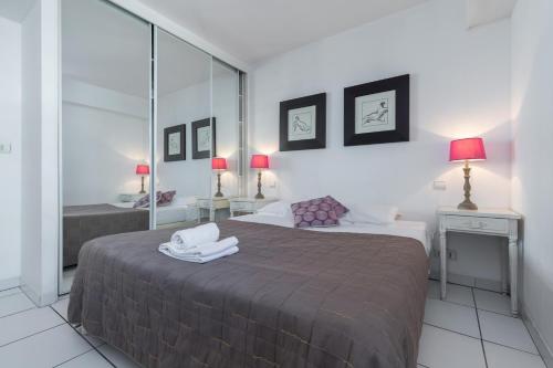 une chambre avec un grand lit avec des serviettes dessus dans l'établissement Bright two bedroomed apartment on the beach in Cannes with huge terrace with fabulous sea views - 2001, à Cannes