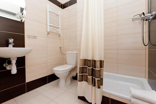 a bathroom with a toilet and a sink and a tub at WILLA SKIPPER in Rewal