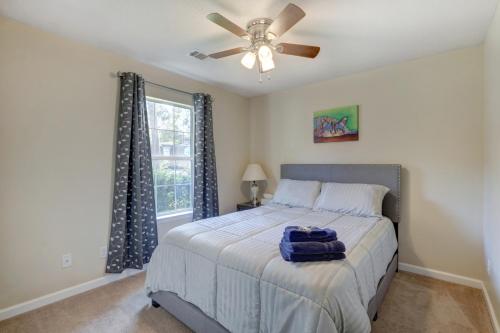 sypialnia z łóżkiem i wentylatorem sufitowym w obiekcie Pooler Travelers Retreat II - Entire House - w mieście Savannah