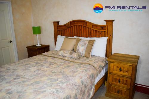 sypialnia z dużym łóżkiem z drewnianym zagłówkiem w obiekcie Marina Pinacate A-510 w mieście Puerto Peñasco
