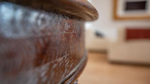 a close up of the side of a wooden table at Apartment mit kleinem Innenhof im Erdgeschoss für bis zu 4 Personen in Klotten