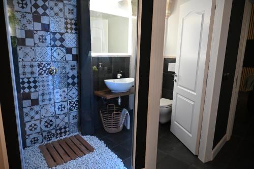 a small bathroom with a sink and a toilet at Poesìa in Brindisi