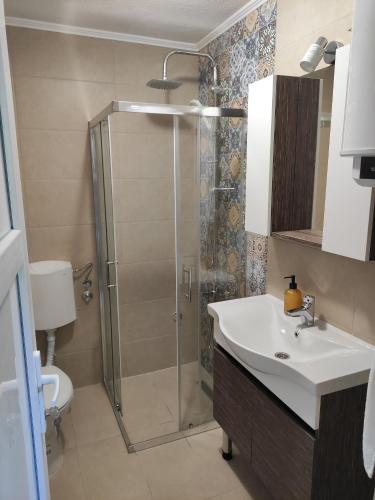 La salle de bains est pourvue d'une douche et d'un lavabo. dans l'établissement Dream Home Studio Apartments, à Tuzla