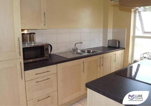 A kitchen or kitchenette at Luke Stays - Roundhaven