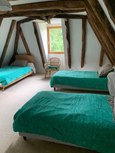 - une chambre mansardée avec 2 lits verts dans l'établissement Villas de la Plaine, à Calès