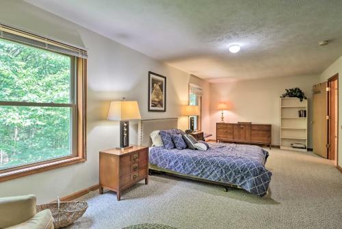 une chambre avec un lit et une fenêtre dans l'établissement Deck, Hot Tub and Game Room Lake Harmony Home, à Lake Harmony