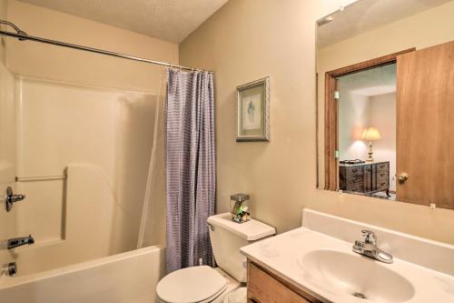 une salle de bain avec des toilettes blanches et un lavabo dans l'établissement Deck, Hot Tub and Game Room Lake Harmony Home, à Lake Harmony