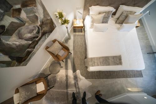 Habitación con vistas a un dormitorio con cama blanca. en Eleven, Boutique luxury house & garden, en Boliqueime