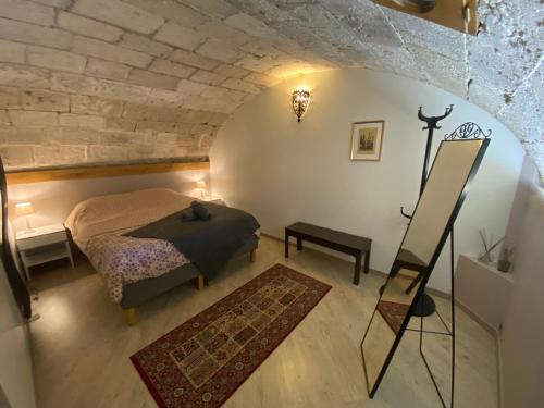 una camera con un letto e un quadro in una stanza di Le charme Rouennais - Appartement d'exception - 094 a Rouen