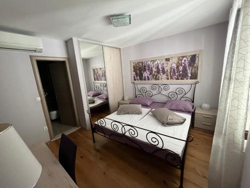 馬卡爾斯卡的住宿－Apartment Old Town Ivo，一间卧室配有一张床和一面大镜子