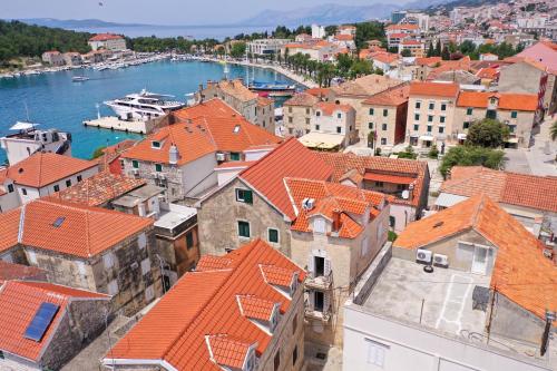 Old town Makarska apartments - central square