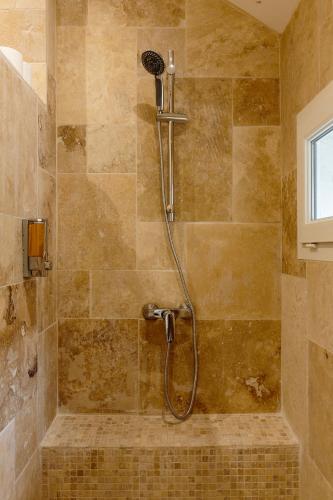 une douche avec pommeau de douche dans une salle de bain dans l'établissement Numéro 4, à Ault