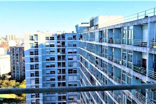 uma vista para um edifício de apartamentos alto com varandas em Fenix em Buenos Aires