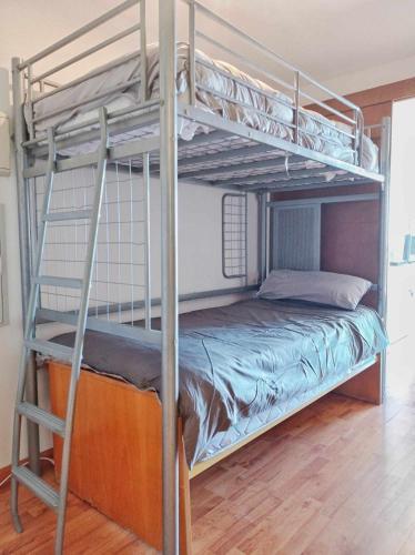 a bedroom with two bunk beds in a room at ESTUDIO MARIPOSA in Sierra Nevada