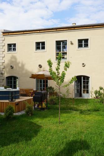 Κήπος έξω από το Alte Brennerei Schloss Zehista OG Akelei