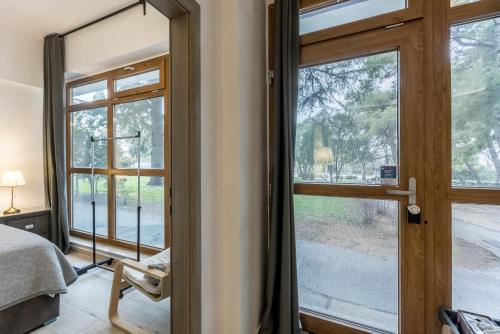 um quarto com uma porta, uma cama e uma janela em PALOMIA A em Split