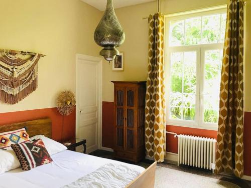 1 dormitorio con cama y ventana en Villa Benjamine - Parc Haut Languedoc, en Lamalou-les-Bains