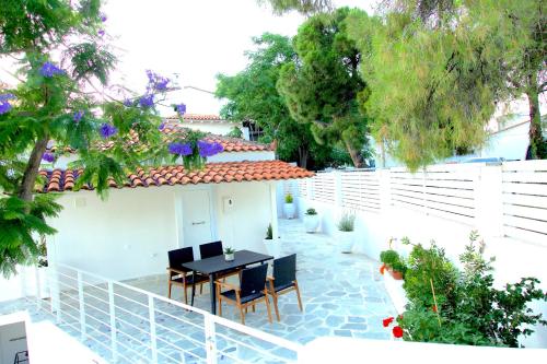 Κήπος έξω από το Evgenia Seafront House