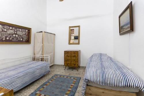 Habitación con 2 camas y espejo. en To Hani - Large Traditional House en Nicosia