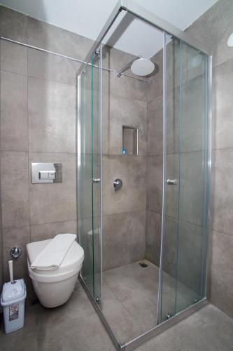 Bilik mandi di Cesurlar Hotel