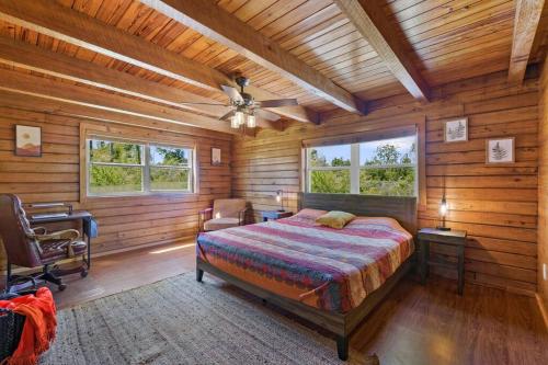 Ένα ή περισσότερα κρεβάτια σε δωμάτιο στο Fun fishing river cabin 23mi to beach with private dock 3BD 2BA