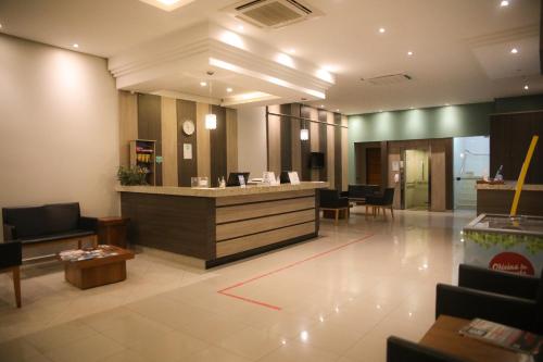 a lobby with a reception desk in a hospital at Rede Andrade Vivaldi in Foz do Iguaçu
