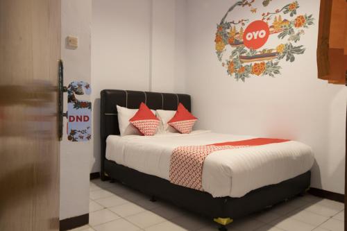 Tempat tidur dalam kamar di OYO 176 Near Cideng Virgo Residence