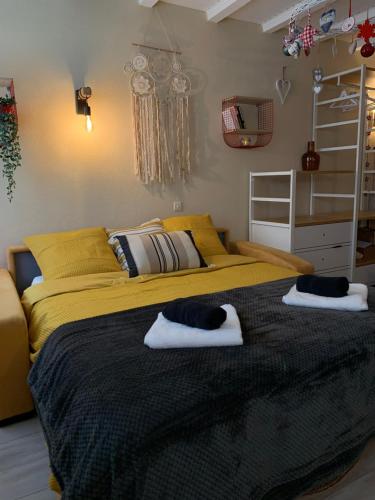 a bedroom with a large bed with two towels on it at Houssen/Colmar: « Chez Lin’Doux », le Nid Alsacien in Houssen