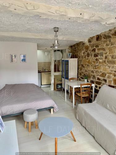 un salon avec deux lits et une table dans l'établissement Joli studio avec terrasse à deux pas de la plage, à Pléneuf-Val-André