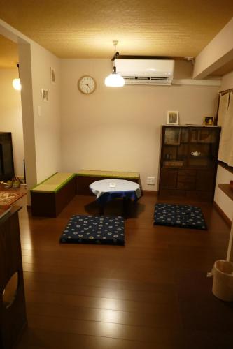 a room with a table and some mats on the floor at 東山の宿 藤屋 in Kyoto