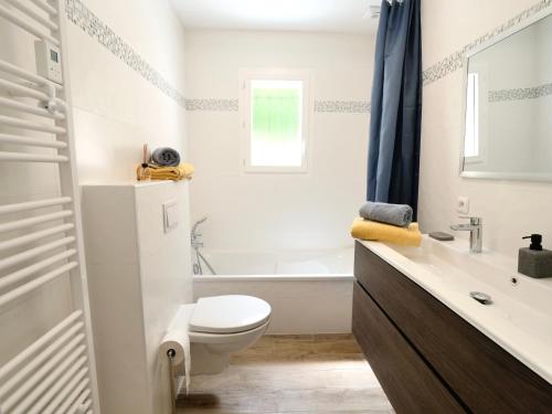 une salle de bain blanche avec toilettes et baignoire dans l'établissement Les Yuccas -Maison neuve avec un jardin à Saint Paul de Vence, à Saint-Paul-de-Vence