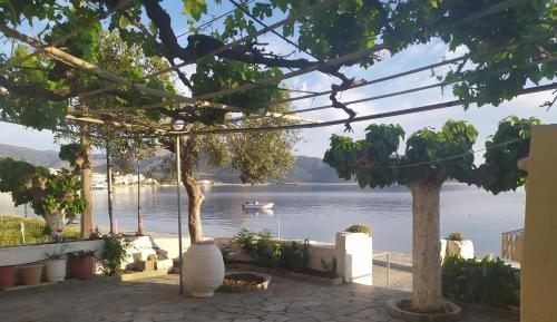 uma vista para um lago com um barco na água em Το σπίτι της Μαργαρίτας στην παραλία em Nea Stira