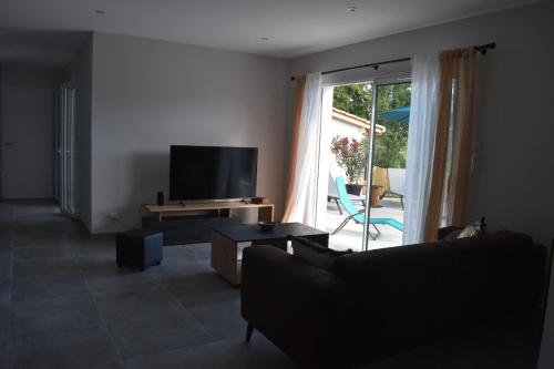 TV a/nebo společenská místnost v ubytování Gite des Clapas Flora, villa avec piscine privée