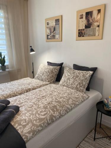 1 dormitorio con cama con edredón y almohadas en Nowoczesny Apartament w Dzierżoniowie - parter - balkon - pokój + sypialnia, en Dzierżoniów