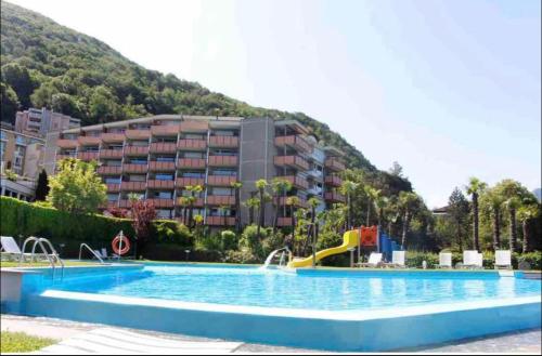 Bazén v ubytování Holiday On The Lake Lugano 5 nebo v jeho okolí