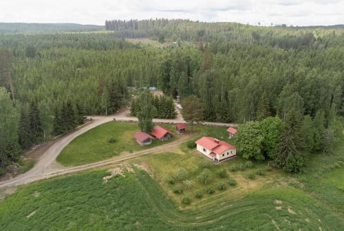 une vue aérienne d'une maison au milieu d'un champ dans l'établissement Mummon mökki - Granny´s cottage, à Suonenjoki