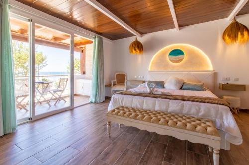 een slaapkamer met een groot bed en een balkon bij Puerto Ciro in Marbella