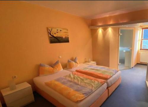 - une chambre avec un grand lit dans l'établissement Pension Klosterhof, à Ebelsbach