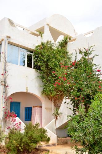 a white house with a bunch of flowers at Ranch Tanit Djerba in Midoun